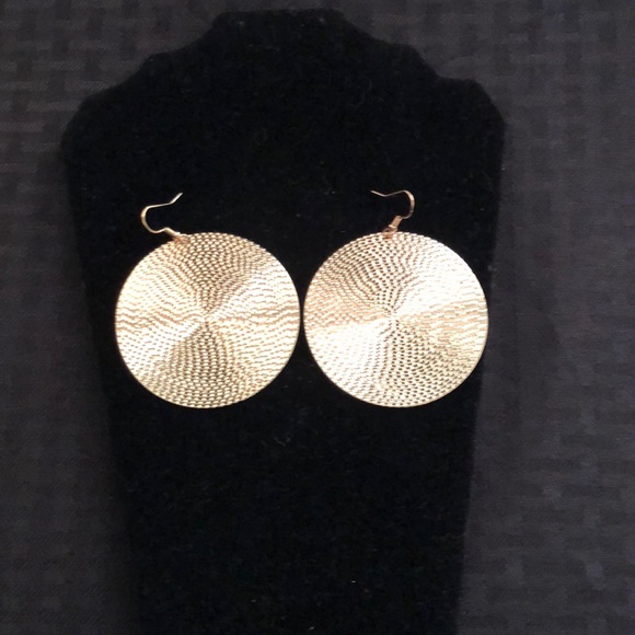Set of oversized earrings in gold tone. - Picture 6 of 8